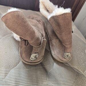 BearPaw Tan Suede Women Size 9 Winter Boots.